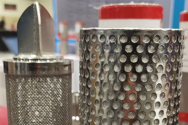 Sintered wire mesh filter element formed to a drawing, with welded support and connection detail