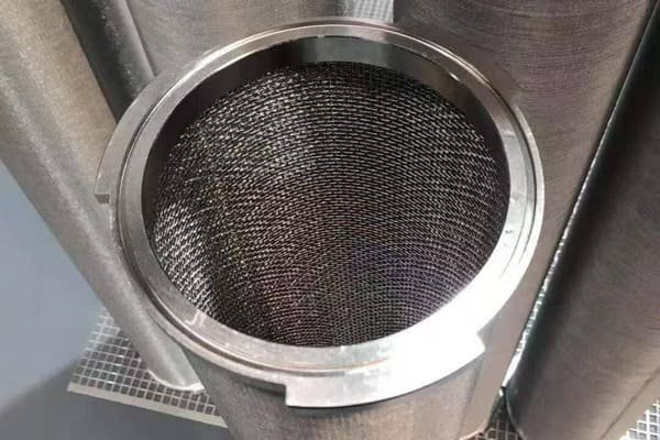 Rolled multi-layer sintered wire mesh cartridge with a welded seam and stainless steel end caps